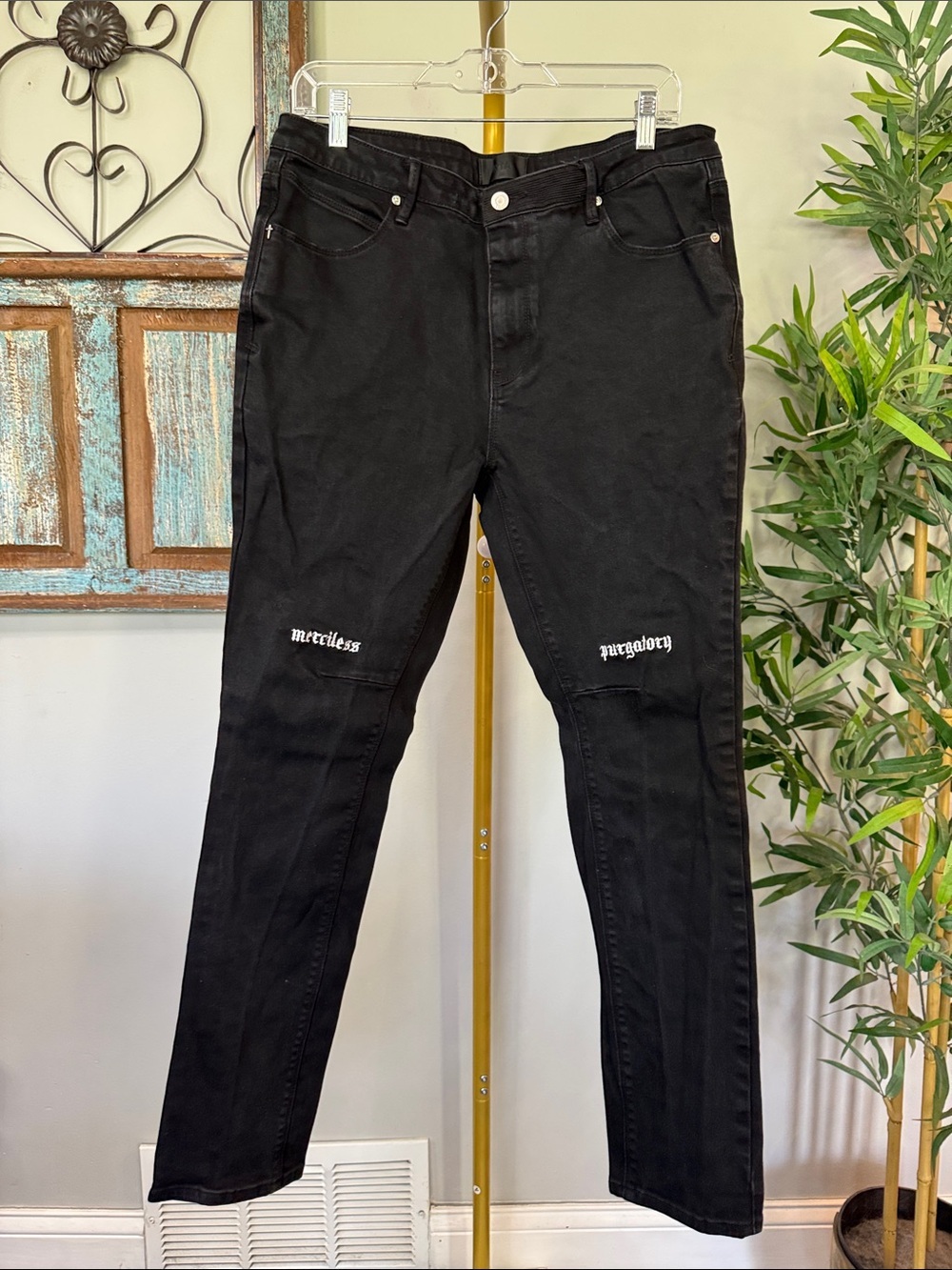 RtA Black Slim Jeans with White Knee Merciless Purgatory EUC 36